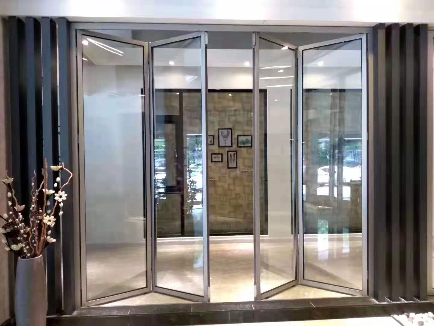 別墅裝上折疊門，汽車都能輕松開進(jìn)室內(nèi)